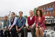Sandra (Marie-Luise Schramm, l.), Lars (Ingo Naujoks, 2.v.l.), Finn (Sven Martinek, M.), Schroeter (Veit St&uuml;bner 2.v.r.) und Zobel (Proschat Madani, r.) genie&szlig;en ein gemeinsames Feierabendbier.