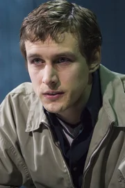 Seb Madrigal (Martin Hutson) steht in jeder Hinsicht unter der Fuchtel seines tyrannischen Vaters.