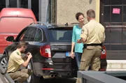 Bayerisches Fernsehen DAHOAM IS DAHOAM, FOLGE 1368, "Fahrerflucht". Die Polizisten untersuchen Annalenas (Heidrun G&auml;rtner) Auto auf Unfallspuren. Weiteres Bildmaterial finden Sie unter www.br-foto.de.