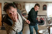 Alexej Kozlow (Krunoslav Sebrek, r.) gehen die Ermittlung der Polizei nicht schnell genug und er versucht auf eigene Faust, den Mörder seiner Freundin zu finden. Er beschuldigt den Gastwirt und Begründer einer Bürgerinitiative Rico Veen (Jörg Westphal, l.) und wird dabei handgreiflich. Alexej Kozlow (Krunoslav Sebrek, r.) gehen die Ermittlung der Polizei nicht schnell genug und er versucht auf eigene Faust, den Mörder seiner Freundin zu finden. Er beschuldigt den Gastwirt und Begründer einer Bürgerinitiative Rico Veen (Jörg Westphal, l.) und wird dabei handgreiflich.