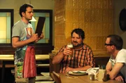 Flori muss seine Wettschuld begleichen und Bene einen Tag lang bedienen. Von links: Florian Brunner (Tommy Schwimmer), Benedikt Kurz (Florian Perchtold) und KLD.
