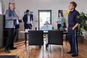 Polizeihauptmeister Mohr (Max Müller, r.) berichtet den Kommissaren Stadler (Dieter Fischer, l.) und Hansen (Igor Jeftic, 2.v.l.) sowie Pathologin Mai (Sina Wilke, 2.v.r.), dass an Türen und Fenstern keine Einbruchspuren zu finden sind. Hat das Opfer (Komparse, M.) also seinen Täter gekannt? Polizeihauptmeister Mohr (Max Müller, r.) berichtet den Kommissaren Stadler (Dieter Fischer, l.) und Hansen (Igor Jeftic, 2.v.l.) sowie Pathologin Mai (Sina Wilke, 2.v.r.), dass an Türen und Fenstern keine Einbruchspuren zu finden sind. Hat das Opfer (Komparse, M.) also seinen Täter gekannt?