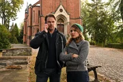 Kommissare Winkler (Kai Scheve) und Szabo (Lara Mandoki) gehen einer Spur nach, die sie zur Reinsdorfer Kirche bringt. Kommissare Winkler (Kai Scheve) und Szabo (Lara Mandoki) gehen einer Spur nach, die sie zur Reinsdorfer Kirche bringt.