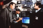 Der Radio-Astronom Dr. Steve Mills (Dan Aykroyd, l.) und seine Kollegen experimentieren mit der Klystron-R&ouml;hre.