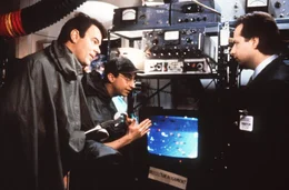 Der Radio-Astronom Dr. Steve Mills (Dan Aykroyd, l.) und seine Kollegen experimentieren mit der Klystron-R&ouml;hre.