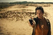 Golda Meir (Delia Mayer) bei Schießübungen in der Wüste. Golda Meir (Delia Mayer) bei Schießübungen in der Wüste.