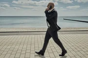 Simon Kessler (Heino Ferch) bekommt einen Anruf. Es wurde eine Frau aus dem Meer geborgen. Simon Kessler (Heino Ferch) bekommt einen Anruf. Es wurde eine Frau aus dem Meer geborgen.