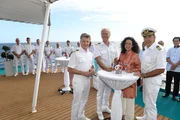 Im Bild: Mit Hanna Liebhold (Barbara Wussow, 2.v.r.) bereichert wieder eine Frau die Crew um Kapitän Burger (Sascha Hehn, r.), Oskar Schifferle (Harald Schmidt, 2.v.l.) und Dr. Sander (Nick Wilder, l.). Im Bild: Mit Hanna Liebhold (Barbara Wussow, 2.v.r.) bereichert wieder eine Frau die Crew um Kapitän Burger (Sascha Hehn, r.), Oskar Schifferle (Harald Schmidt, 2.v.l.) und Dr. Sander (Nick Wilder, l.).