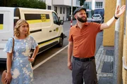 Paketbote Hannes Winkler (Steffen Wolf, r.) hat für Christin Lange (Sarah Thonig, l.) eine Wohnungsbesichtigung organisiert. Nur blöd, dass er sich nicht mehr an den Straßennamen erinnern kann. Paketbote Hannes Winkler (Steffen Wolf, r.) hat für Christin Lange (Sarah Thonig, l.) eine Wohnungsbesichtigung organisiert. Nur blöd, dass er sich nicht mehr an den Straßennamen erinnern kann.
