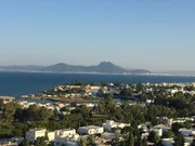 Blick auf den alten Hafen von Karthago mit dem kreisrunden Kriegshafen im vorderen Bereich und dem Handelshafen dahinter.