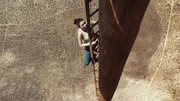 Becky (Grace Caroline Currey) klettert auf den B67-Tower, der einer Nadel in der W&uuml;ste gleicht.