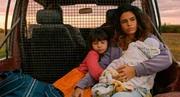 F&auml;hrt einer ungewissen Zukuft entgegen; Ali (Alina Şerban) mit ihren Kindern.