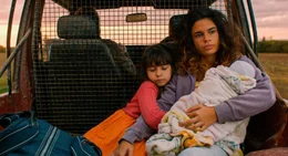 F&auml;hrt einer ungewissen Zukuft entgegen; Ali (Alina Şerban) mit ihren Kindern.