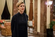 Als alte Zeugen erneut befragt werden, ger&auml;t auch die ehemalige Assistentin Xenia Genth (Katharina Schlothauer) ins Visier der Ermittler. Hat sie etwas mit der Entf&uuml;hrung ihres damaligen Chefs zu tun?
