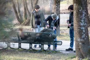 Drei Jugendliche (Linus Pleyer, Sebastian Laux, Samuel Sandriesser) machen sich einen Spa&szlig; daraus, einen wehrlosen Obdachlosen zu misshandeln.