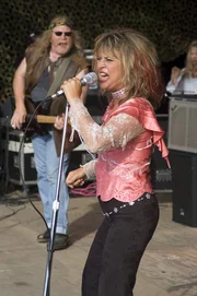 Rock-R&ouml;hre Mimi Clifton (Suzi Quatro, 2.v.l.) live on stage, akustisch unterst&uuml;tzt von Jack "Axeman" McKinley (James Cosmo, l.).