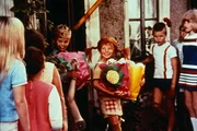 Nachdem Pippi (Inger Nilsson) mit einem Goldst&uuml;ck den ganzen Bonbonladen leergekauft hat, beginnt die S&uuml;&szlig;igkeitenverteilung an die Kinder des St&auml;dtchens.