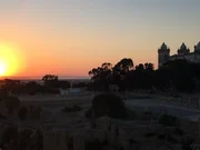 Sonnenuntergang mit Blick auf den Byrsa-H&uuml;gel. Byrsa kommt aus dem Griechischen und hei&szlig;t Tierhaut und bezieht sich auf die Gr&uuml;ndungslegende Karthagos.