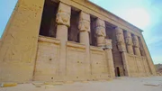 Der Tempel von Dendera, eine der wichtigsten Tempelanlagen Ägyptens, wurde zu Ehren der Göttin Hathor erbaut. Der Tempel von Dendera, eine der wichtigsten Tempelanlagen Ägyptens, wurde zu Ehren der Göttin Hathor erbaut.
