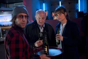 Ekki (Oliver Korittke, l.) gibt sich als Barkeeper aus, um im Club &bdquo;Ground Control&ldquo; undercover zu ermitteln.  Doch Wilsberg (Leonard Lansink) und Alex (Ina Paule Klink) sind skeptisch, ob die Tarnung h&auml;lt.