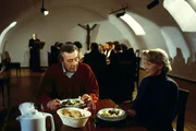 4. Bei seinem Klosteraufenthalt lernt Berthold Sanwaldt (G&uuml;nter Mack) eine sympathische Frau (Karin Anselm) kennen.