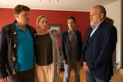Von Marius (Marius Borghoff, l.) und Sonja Reichert (Raphaela Möst, 2.v.l.) erfahren Tom Kupfer (Ludwig Blochberger, 2.v.r.) und Richard Voss (Jan-Gregor Kremp, r.) vom Ausmaß der kriminellen Machenschaften des getöteten Arztes. Von Marius (Marius Borghoff, l.) und Sonja Reichert (Raphaela Möst, 2.v.l.) erfahren Tom Kupfer (Ludwig Blochberger, 2.v.r.) und Richard Voss (Jan-Gregor Kremp, r.) vom Ausmaß der kriminellen Machenschaften des getöteten Arztes.