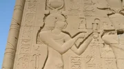 Wandrelief der sagenumwobenen Kleopatra am Tempel von Dendera. Wandrelief der sagenumwobenen Kleopatra am Tempel von Dendera.