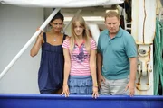 Eine Familienkrise sorgt für die ein oder andere Sorgenfalte bei Cleo (Phoebe Tonkin), Kim (Cleo Massey) und Don (Alan David Lee). Eine Familienkrise sorgt für die ein oder andere Sorgenfalte bei Cleo (Phoebe Tonkin), Kim (Cleo Massey) und Don (Alan David Lee).
