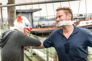 Dr. Haase (Fabian Harloff, r.) wurde in seinem Notarztwagen von einem Unbekannten entf&uuml;hrt, der ihn jetzt, an ein Baustellengitter gefesselt, im Hafen zur&uuml;ckl&auml;sst.