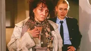 Die Pennerin Marion M&uuml;ller (Christine Wodetzky, l.) kommt v&ouml;llig desorientiert auf die Station B in Reutlitz (re. Sonia Farke).