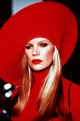 Noch nicht ganz stilsicher in irdischen Dingen: die Au&szlig;erirdische Celeste (Kim Basinger).