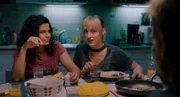 Geben sich Halt: die Freundinnen Ali (Alina Şerban, l.) und Mary (Irina Kurbanova, r.), mit Tobias Moretti.