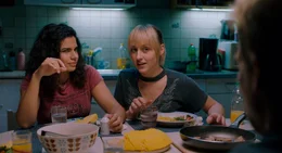 Geben sich Halt: die Freundinnen Ali (Alina Şerban, l.) und Mary (Irina Kurbanova, r.), mit Tobias Moretti.