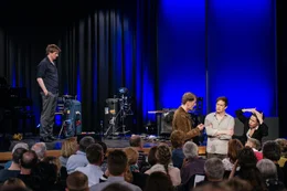 Schauspielerische Wucht in Kombination mit fulminanter Musikalit&auml;t und ungebremster Lust am Skurrilen, das sind die Komponenten, aus denen das neue Ensemble der Lach- und Schie&szlig;gesellschaft gestrickt ist.