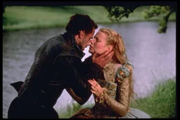 William Shakespeare (Joseph Fiennes) ist sofort Feuer und Flamme f&uuml;r die couragierte und sch&ouml;ne Viola De Lesseps (Gwyneth Paltrow).