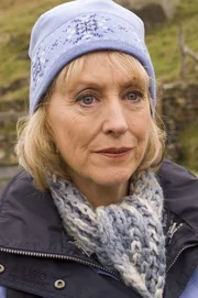 Delyth Mostyn (Sharon Morgan) will nach langer Witwenschaft wieder heiraten. Delyth Mostyn (Sharon Morgan) will nach langer Witwenschaft wieder heiraten.