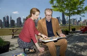 Jason Cornway (Thomas Limpinsel) hilft Karen (Julia Malik) bei ihrer Suche nach dem biologischen Vater ihres Sohnes.