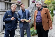 Polizeihauptmeister Mohr (Max Müller, l.) informiert die Kommissare Hansen (Igor Jeftić, M.) und Stadler (Dieter Fischer, r.) am Tatort über erste Erkenntnisse im Mordfall der Kunstmäzenin Regina Karbach. Polizeihauptmeister Mohr (Max Müller, l.) informiert die Kommissare Hansen (Igor Jeftić, M.) und Stadler (Dieter Fischer, r.) am Tatort über erste Erkenntnisse im Mordfall der Kunstmäzenin Regina Karbach.
