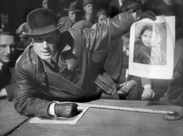 Der Schr&auml;nker (Gustav Gr&uuml;ndgens), Anf&uuml;hrer und Ankl&auml;ger der Verbrecherwelt, fordert die Todesstrafe f&uuml;r den Kinderm&ouml;rder.