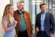In der Firma Wallbach-Berg-Bau werden die Kommissare Hansen (Igor Jeftic, r.) und Stadler (Dieter Fischer, M.) von Carolin Riedenburg (Teresa Klamert, l.), der Praktikantin des Mordopfers, in Empfang genommen. In der Firma Wallbach-Berg-Bau werden die Kommissare Hansen (Igor Jeftic, r.) und Stadler (Dieter Fischer, M.) von Carolin Riedenburg (Teresa Klamert, l.), der Praktikantin des Mordopfers, in Empfang genommen.