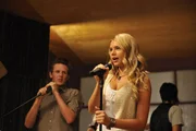 Bella (Indiana Evans, re.) singt den von Nate (Jamie Timony, li.) geschriebenen Song. Allerdings in einer überarbeiteten Version. Bella (Indiana Evans, re.) singt den von Nate (Jamie Timony, li.) geschriebenen Song. Allerdings in einer überarbeiteten Version.