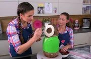 Gemeinsam mit ihrem jungen Gast Sarah backt die Foodbloggerin Sally Özcan eine besondere Torte. Gemeinsam mit ihrem jungen Gast Sarah backt die Foodbloggerin Sally Özcan eine besondere Torte.