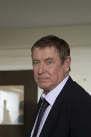 Barnaby (John Nettles), meist in Ermittlungen unterwegs, hier einmal in seinem B&uuml;ro.