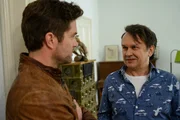 Jo Stoll (Peter Ketnath, l.) befragt den Vermieter und Nachbarn des T&auml;ters, Wolfgang Aicher (Martin May, r.), &uuml;ber die sozialen Kontakte des Opfers im Wohnhaus.