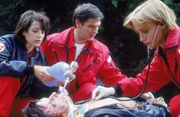 Gina Aigner (Julia Cencig), Enrico (Tom Mikulla) und  Dr. Thaler (Roswitha  Meyer) versorgen Graf (Komparse).