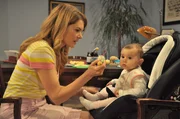 Uschi stellt erleichtert fest, dass die kleine Franzi den Ring wohl doch nicht verschluckt hat. Von links: Uschi Kirchleitner (Silke Popp) und Baby Franzi (Franzi).