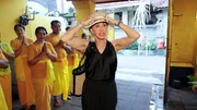 Auf Bali besuchen die Geissens einen Wasserheiler. Dieser soll all ihre Probleme eliminieren. Doch eins hat Carmen dabei nicht bedacht, damit die Zeremonie durchgeführt werden kann, muss sie ihre Haare komplett nass machen. Für Carmen eine Tragödie. Wie entscheidet sich die Familienchefin - für Jahre voller Probleme und Pech oder fünf Minuten nasse Haare? Auf Bali besuchen die Geissens einen Wasserheiler. Dieser soll all ihre Probleme eliminieren. Doch eins hat Carmen dabei nicht bedacht, damit die Zeremonie durchgeführt werden kann, muss sie ihre Haare komplett nass machen. Für Carmen eine Tragödie. Wie entscheidet sich die Familienchefin - für Jahre voller Probleme und Pech oder fünf Minuten nasse Haare?