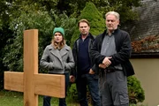 Kommissare Szabo (Lara Mandoki) und Winkler (Kai Scheve, M.) befragen Benedict Wagner (Max Herbrechter, r.), den sie auf dem Friedhof antreffen. Kommissare Szabo (Lara Mandoki) und Winkler (Kai Scheve, M.) befragen Benedict Wagner (Max Herbrechter, r.), den sie auf dem Friedhof antreffen.