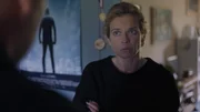 Yvonne Barthel (Julia Uttendorfer), die Mutter des Opfers, wird vom Holzweibel (Maria Simon) &uuml;ber ihren Sohn befragt.