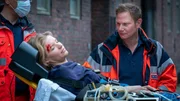 Michaela Albrecht (Bea Brocks) wurde niedergeschlagen und &uuml;berfallen. Dr. Haase (Fabian Harloff) k&uuml;mmert sich um seine Patientin.